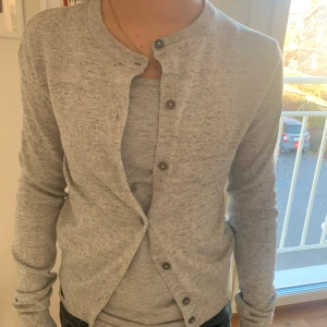 Stickad kofta  - Jättefin grå stickad kofta från hm ❤️