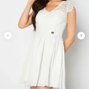 Säljer nu denna fina vita klänning från Bubbleroom, använd vid ett tillfälle, därmed superfint skick. Egna bilder kan fås privat Storlek 34, Nypris 599kr