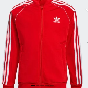 Säljer min adidas kofta - Säljer min adidas kofta, köptes lite efter vintern, använd få tal gånger, bra skick som ny, säljar den för den bara står i garderoben och kommer inte till användning. Originalpris 429kr Mitt pris 250kr (fler bilder eller frågor kan man skriva)