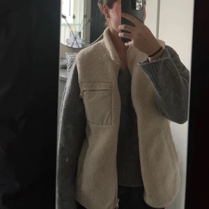 Teddyväst från lindex  - Skön Teddy väst från lindex i väldigt bra skick. Köpt för ca 350 och säljer den för 150 kr