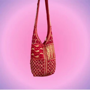 Axelremsväska - Så himla fin bohemisk axelremsväska med massa underbara detaljer och mönster😍🫶🏻 Köpte secondhand men har själv tyvärr inte fått användning för den men tecken på användning finns, dock inget jag tycker stör. Skriv privat vid intresse!😊