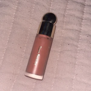 Rare beauty  - Använd två gånger på handen i färgen bliss väldigt fin färg. Pris kan diskuteras 