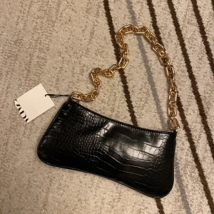 Svart väska - Säljer denna populära väska från Zara, helt oanvänd!