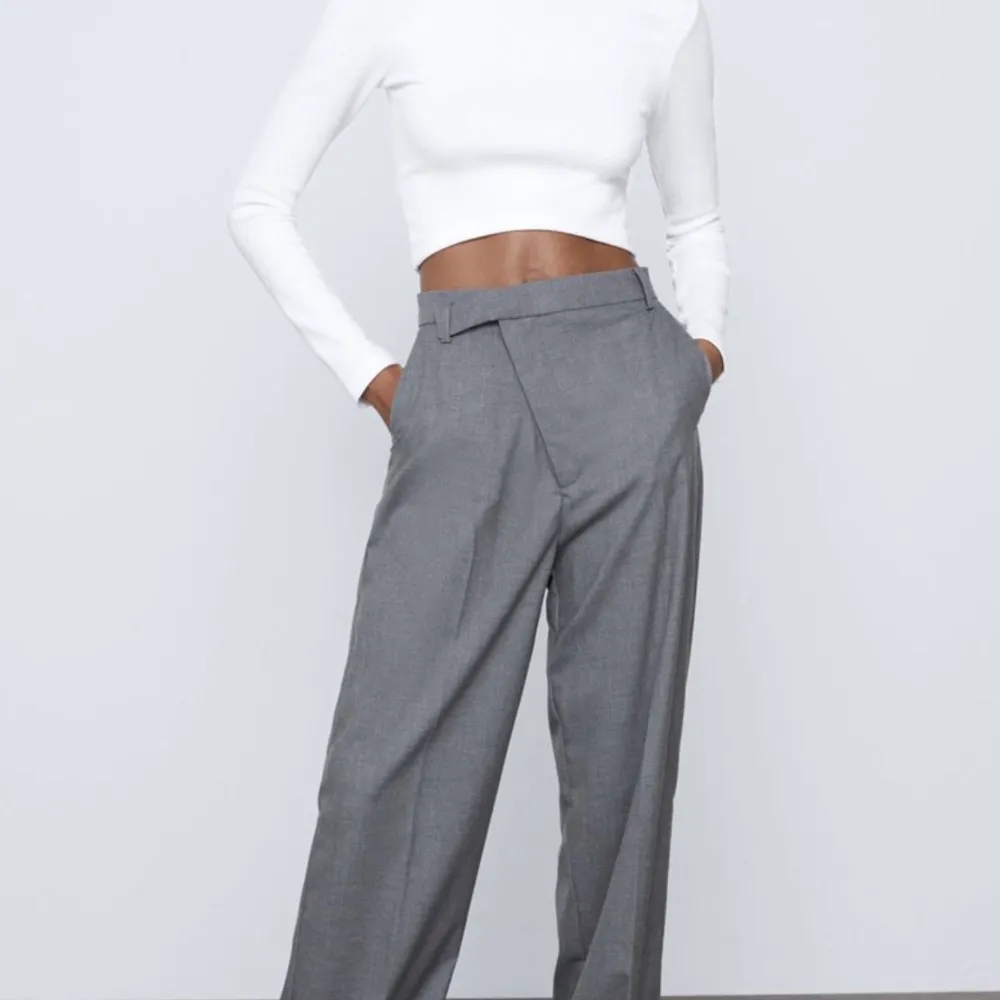 Asymmetrisk grå kostymbyxa från Zara. Stl S och är perfekt oversized!. Jeans & Byxor.