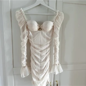 Kräm vit oh polly klänning - Säljer nu denna fina oh polly klänning, då den inte riktig passade mig så som jag ville. Storlek XS motsvarande uk 4. Köpt på deras egna hemsida för ca 660kr 🤍endast testad (LÅNADE BILDER)