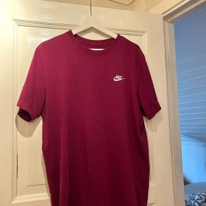 Nike - Nike T-shirt storlek L men passar även dig som bär M I mycket gott skick  Hämtas i Eskilstuna eller skickas mot att köpare står för frakten 