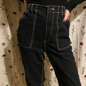 svarta byxor med vita sömnar - ett par coola byxor från divided med vita sömmar:)