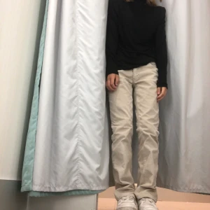 GAP jeans - skitsnygga jeans från GAP. Står inte storlek i byxorna men passar XS-S skulle jag säga. Väl använda men fint skick. 