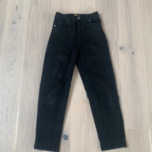 MOM Jeans från Young Gina  - Säljer dessa MOM jeansen från Young Gina i storlek 146. Jeansen är i ett jättebra skick! Köparen står för frakten☺️ TRYCK EJ PÅ KÖP NU 
