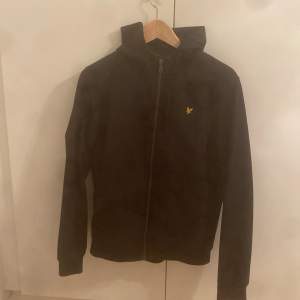 Svart soft shell jacka lyle & scott  Storlek 14/15 år junior  Nypris 999kr  Som ny 