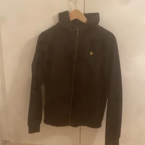  lyle & scott jacka  - Svart soft shell jacka lyle & scott  Storlek 14/15 år junior  Nypris 999kr  Som ny 