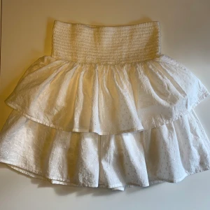 Kappahl vit volangkjol  - Superfin vit volangkjol i bomull med broderi Anglaise. Knappt använd som ny. Perfekt för fest!