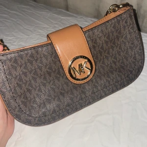 Michael Kors väska - Säljer min Michael Kors väska som knappt är använd. Säljer den på grund av att jag inte är i behov av den. Bra utrymme, inga skador. Den är äkta. Pris kan diskuteras. Köparen står för frakt🫶🏼