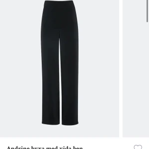 Byxor - Helt nya byxor🤍 lappen är kvar🤍 storlek 34🤍 säljer pågrund av att jag köpte fel storlek🤍ny pris 299kr (fraktkostnaden kan ändras) 