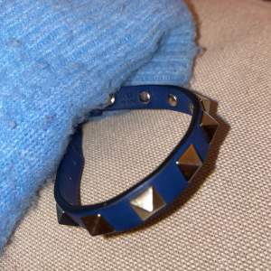 Säljer mitt fina marin blåa valentino armband pga att jag inte använder den så mycket! Tyvärr slängt låda mm💕💕jätte fint skick!
