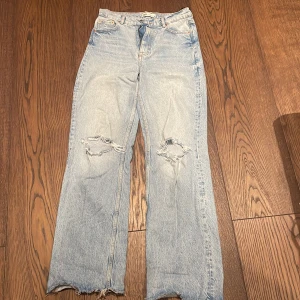 Zara Jeans - Vida jeans från zara med slitningar på knäna. Storlek 40. 150kr+frakt 