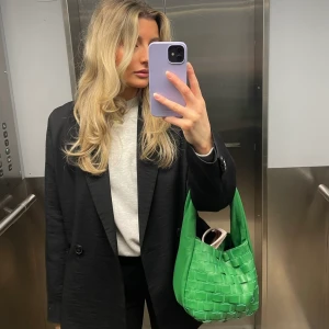 Bottega-inspirerad väska🐉 - Säljer denna snygga väska från Zara, Bottega-inspirerad. Fint skick!