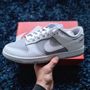Nike dunk low "white grey" - Hej!    Säljer ett par helt nya, otestade, Nike dunk low white grey i storlek 44.5. Kvitto samt alla original saker medföljer. Skriv ifall ni har några frågor 😁