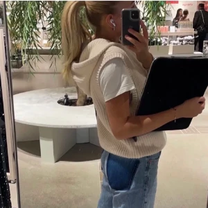 Stickad zara väst  - Säljer denna as balla stickade västen💋💋från zara och köpt här på plick, men kom inte till användning…