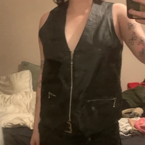 Läder väst - Snygg väst med dragkedjor.