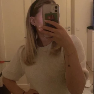 ballong tröja  - jag säljer denna fina så kallade ”ballong tröja” ifrån Morgan de toi, den är använd få tal gånger men ger inga tecken på användning. Jag köpte den för 500kr. Den är storlek xs men skulle säga att den passar en S och Kanske M också. 