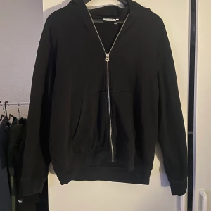SVART WEEKDAY ZIP-HOODIE - Säljer min zip-hoodie från weekday Varan är i superfint skick, nyskick. Endast tvättad en gång. Säljer pga inte min stil.