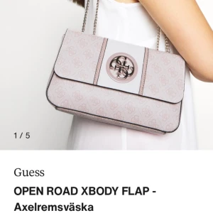 Guess väska - Suuuperfin väska från guess, helt ny med dustbag och alla lappar kvar💕 aldrig använd. Köpte för 1395kr😊Kan posta!💕