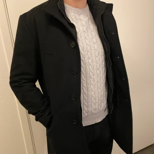 Kappa - Säljer en J.Lindeberg kappa/rock i strl 50, den är använd under 1 vinter men är i bra skick, köpt för 4499kr och säljer den för 2000kr då den blivit för liten