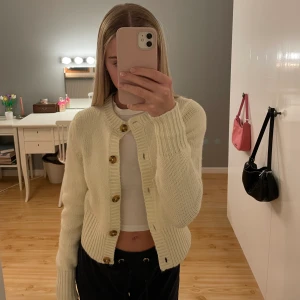 Kofta - Crémevit kofta från monki, använd 1-2 gånger. Säljer då den är lite liten/kort för mig (är 158). Frakt ingår inte i priset