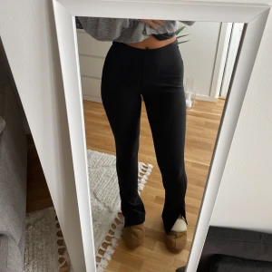 Leggings med slit - Endast använda en gång, nyskick. Jag är 171 för referens 💘