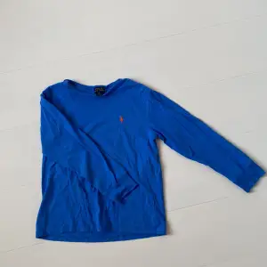 blå långärmad från polo Ralph Lauren med orange logga. 