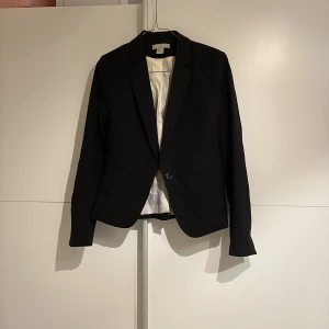 Svart kavaj - Svart tightare kavaj från HM