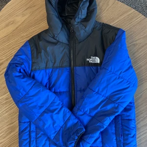 The North face jacka vändbar - Säljer min North face pufferjacka med 2 sidor i storlek 158-170, XS i herrstorlek pga att den blivit för liten, den är använd men fortfarande i ett väldigt bra skick, har dock lite småfläckar men de märks knappt, nypris ligger på 1200kr kvitto finns inte.