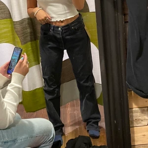 levis jeans - säljer dessa skitsnygga 501 levis jeans, skriv för men info!  lite slitna längst ner vid fötterna