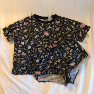 Pyjamasset från Monki - Blommigt pyjamas set från Monki. Är storlek S men är något oversize och stretchiga så passar även M. 