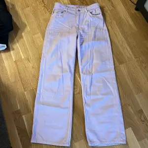 Lila jeans från monki, aldrig använda Storlek 28 