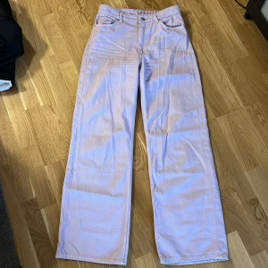 Jeans Monki  - Lila jeans från monki, aldrig använda Storlek 28 