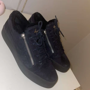 giuseppe zanotti  - Vinterkollektion av giuseppe zanotti med fodrad insida. Marinblå i färg. Fint skick. Med nypris av 7000+ säljes för 2250kr kan eventuellt sänkas vid snabbköp. Stl 45. Dm vid intresse !!! INGA BYTEN!!!!!