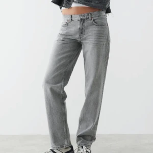 Low Waits jeans petite  - Säljer dessa så fina populära jeans från gina. Dem är i modellen petite, passar mig perfekt som ät 164 cm. Storlek 38❤️‍🔥❤️‍🔥