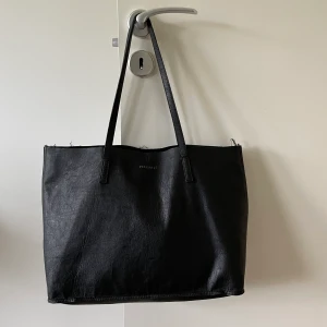 Större väska  - Sliten men fin form och struktur. Från hm köpt typ 2019. Skriv om du är intresserad. Frakt kostar 30 på denna💕