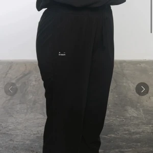 Adsgn byxor - Säljer ett par svarta Track suit byxor ifrån Adsgn då de är försmå för mig, storlek XS och lite använda 