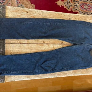 J Lindberg Jeans - J.Lindeberg Jeans Jake Raw st.30/32 Regular Fit Nyskick!  Butikspris 1300 kr!  St.30/32 Midja ca 86 cm Inneben längd 80 cm Midjehöjd 25 cm Köpta för 1300 kr och i princip oanvända.