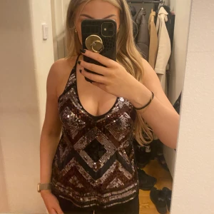 Linne med paljetter  - Linne med glittriga paljetter på framsidan från H&M storlek XS men stor i storleken. 