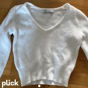 Zara tröja - Säljer en tröja från zara som inte kommer till användning längre. Köpt här på plick. Inga defekter. Storlek S. Köparen står för frakt 💕Första bilden är lånad!! Den finns fortfarande kvar 🤗