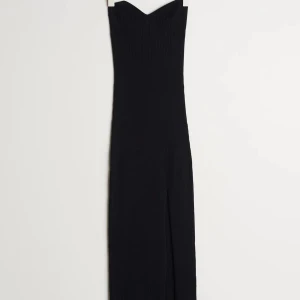 Svart klänning. - Svart klänning från Ginatricot som har använts en gång. Har tyvärr inte hunnit använda den flera gånger pga viktnedgång. Lånade bilder för den är alldeles för stor.