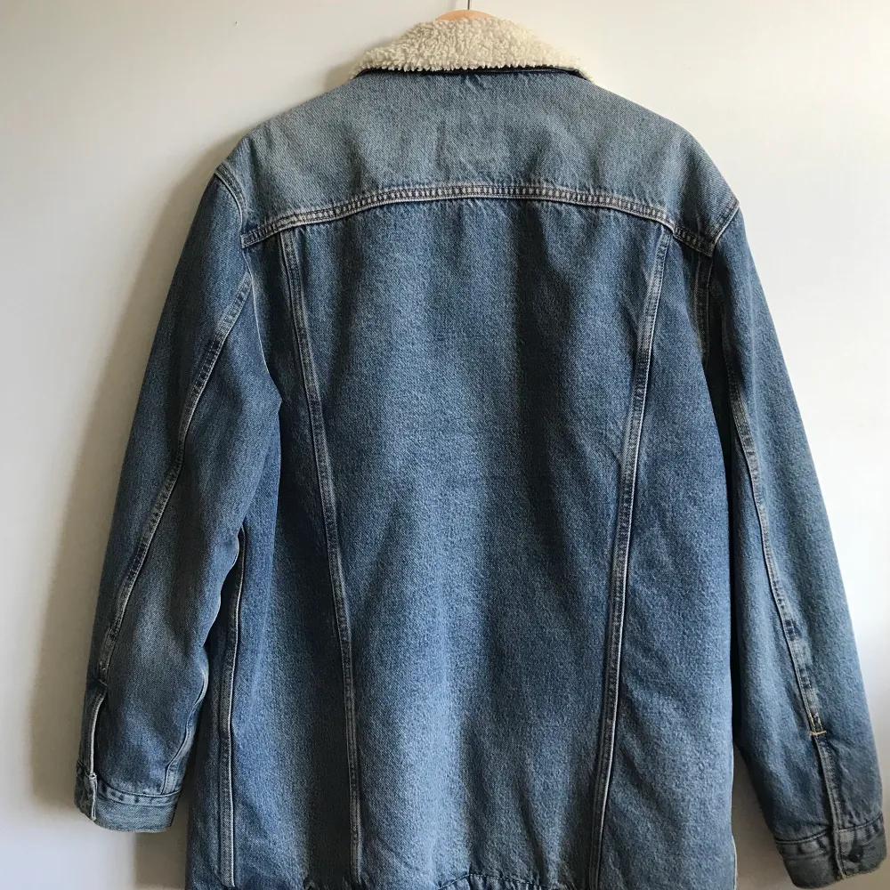 Fodrad jeansjacka från Levi’s i längre modell. Storlek Large. Passar Medium - X-large. . Takit.