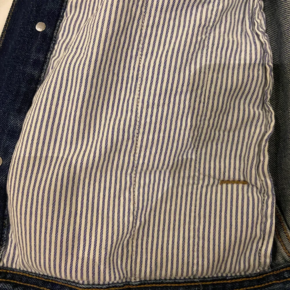 Fin jeansjacka från Gant. Smidiga sidofickor samt dubbla innerfickor och bröstfickor.. Jackor.