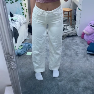 Beiga jeans - Lågmidjade beiga jeans❤️Jag köpte dem på shein för ett år sedan och har använt typ två gånger. Jag har gjort benen längre och sytt dem lågmidjade för att göra dem snyggare❤️köpte för 199kr och säljer för 150kr+frakt💕💕jag kommer självklart stryka dem innan❤️