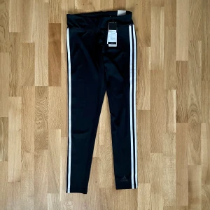 Adidasbyxor  - Träningsbyxor från Adidas. Aldrig använda med lappen kvar. Nypris 399kr. 