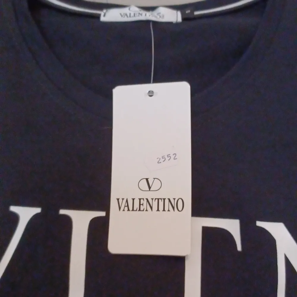 Helt oanvänd valentino t shirt . T-shirts.